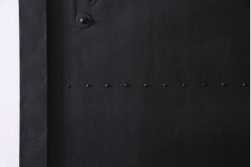 アンティーク建具　激レア　使い込まれた渋さが魅力的な鉄板付き蔵戸(鉄扉、引き戸、玄関戸)(R-037996)