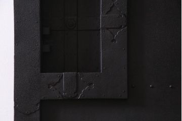 アンティーク建具　激レア　使い込まれた渋さが魅力的な鉄板付き蔵戸(鉄扉、引き戸、玄関戸)(R-037996)