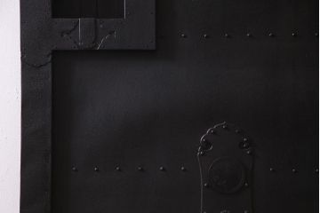 アンティーク建具　激レア　使い込まれた渋さが魅力的な鉄板付き蔵戸(鉄扉、引き戸、玄関戸)(R-037996)