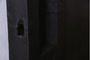 アンティーク建具　激レア　使い込まれた渋さが魅力的な鉄板付き蔵戸(鉄扉、引き戸、玄関戸)(R-037996)