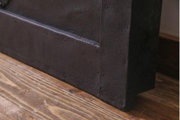 アンティーク建具　激レア　使い込まれた渋さが魅力的な鉄板付き蔵戸(鉄扉、引き戸、玄関戸)(R-037996)