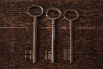 アンティーク雑貨　イギリスアンティーク　味のある風合いが魅力の古いキー3本セット(鍵、カギ)(R-038001)