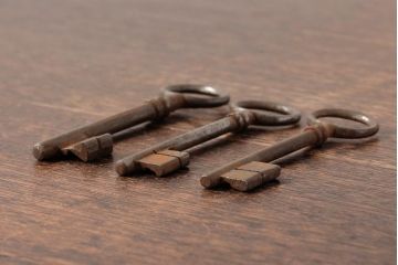 アンティーク雑貨　イギリスアンティーク　味のある風合いが魅力の古いキー3本セット(鍵、カギ)(R-038001)