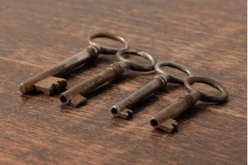 アンティーク雑貨　フランスアンティーク　ブロカントスタイルに合うシャビーなキー4本セット(鍵、カギ)(R-038002)