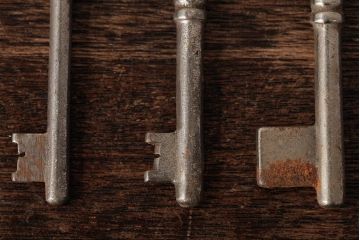 アンティーク雑貨　フランスアンティーク　ブロカントスタイルに合うシャビーなキー3本セット(鍵、カギ)(R-038003)