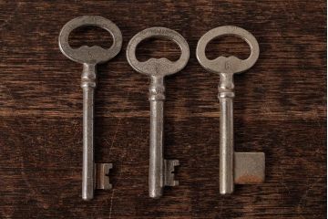 アンティーク雑貨　フランスアンティーク　ブロカントスタイルに合うシャビーなキー3本セット(鍵、カギ)(R-038003)