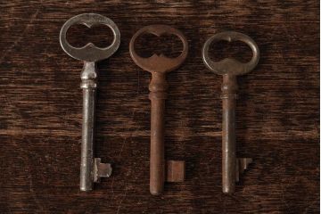 アンティーク雑貨　フランスアンティーク　ブロカントスタイルに合うシャビーなキー3本セット(鍵、カギ)(R-038005)