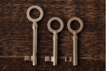 アンティーク雑貨　フランスアンティーク　ブロカントスタイルに合うシャビーなキー3本セット(鍵、カギ)(R-038006)