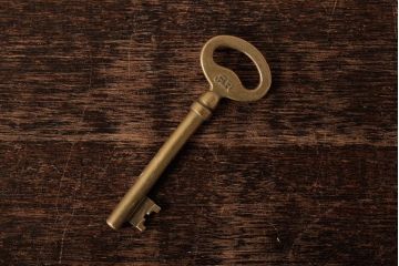 ヴィンテージ雑貨　フランスビンテージ　アンティークゴールドがおしゃれなキー(鍵、カギ)(R-038014)