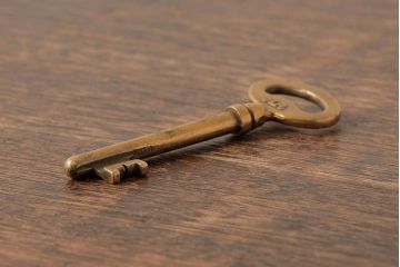 ヴィンテージ雑貨　フランスビンテージ　アンティークゴールドがおしゃれなキー(鍵、カギ)(R-038015)