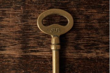 ヴィンテージ雑貨　フランスビンテージ　アンティークゴールドがおしゃれなキー(鍵、カギ)(R-038016)