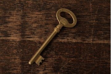 ヴィンテージ雑貨　フランスビンテージ　アンティークゴールドがおしゃれなキー(鍵、カギ)(R-038017)