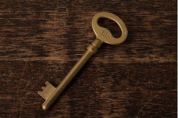 ヴィンテージ雑貨　フランスビンテージ　アンティークゴールドがおしゃれなキー(鍵、カギ)(R-038017)