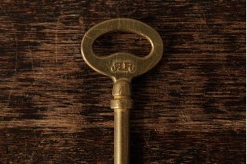 ヴィンテージ雑貨　フランスビンテージ　アンティークゴールドがおしゃれなキー(鍵、カギ)(R-038017)