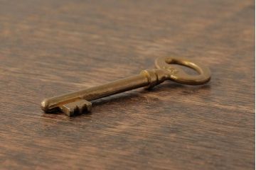 ヴィンテージ雑貨　フランスビンテージ　アンティークゴールドがおしゃれなキー(鍵、カギ)(R-038017)