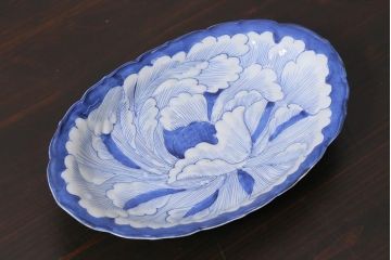 アンティーク雑貨　江戸期　古伊万里　染付陽刻牡丹文変形皿(R-038021)