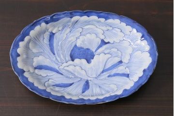 アンティーク雑貨　江戸期　古伊万里　染付陽刻牡丹文変形皿(R-038021)