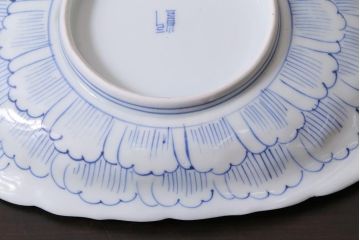 アンティーク雑貨　江戸期　古伊万里　染付陽刻牡丹文変形皿(R-038021)