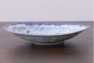 アンティーク雑貨　江戸期　古伊万里　染付陽刻牡丹文変形皿(R-038021)