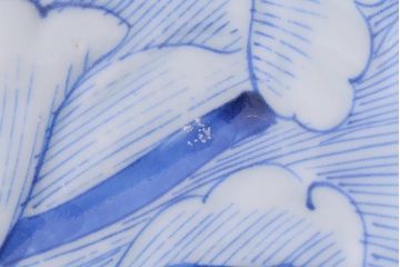 アンティーク雑貨　江戸期　古伊万里　染付陽刻牡丹文変形皿(R-038021)