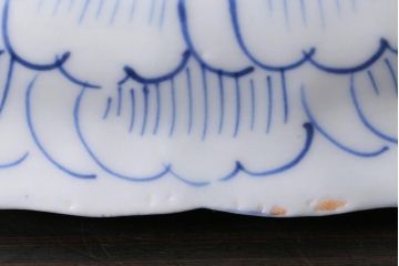 アンティーク雑貨　江戸期　古伊万里　染付陽刻牡丹文変形皿(R-038021)