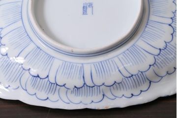 アンティーク雑貨　江戸期　古伊万里　染付陽刻牡丹文変形皿(R-038021)