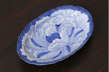 アンティーク雑貨　江戸期　古伊万里　染付陽刻牡丹文　8寸変形皿(R-038022)