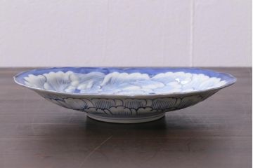 アンティーク雑貨　江戸期　古伊万里　染付陽刻牡丹文　8寸変形皿(R-038022)