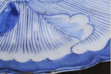 アンティーク雑貨　江戸期　古伊万里　染付陽刻牡丹文　8寸変形皿(R-038022)