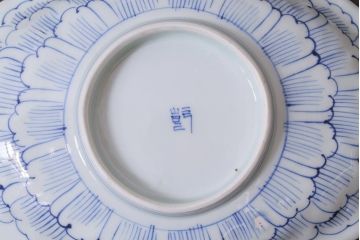 アンティーク雑貨　江戸期　古伊万里　染付陽刻牡丹文　8寸変形皿(R-038022)