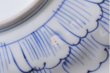 アンティーク雑貨　江戸期　古伊万里　染付陽刻牡丹文　8寸変形皿(R-038022)