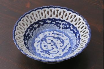 アンティーク雑貨　江戸期　古伊万里　龍の図　輪繋ぎ透かし染付7寸深鉢(深皿)(R-038025)