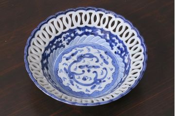 アンティーク雑貨　江戸期　古伊万里　龍の図　輪繋ぎ透かし染付7寸深鉢(深皿)(R-038025)
