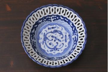 アンティーク雑貨　江戸期　古伊万里　龍の図　輪繋ぎ透かし染付7寸深鉢(深皿)(R-038025)