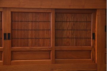 新古品　特大サイズ!　ニレ無垢材　和の空間作りに活躍する重ね9尺水屋箪笥(九尺水屋、サイドボード、和箪笥、収納棚)(R-038031)