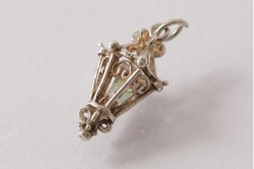 アンティーク雑貨　イギリスビンテージ　シルバー　クラシカルなランタン型のチャーム(ペンダントトップ、アクセサリー)(R-038042)