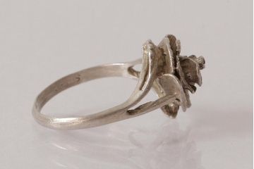 アンティーク雑貨　イギリスビンテージ　バラモチーフ　繊細なデザインが上品なシルバーリング(指輪、アクセサリー)(R-038043)