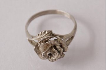 アンティーク雑貨　イギリスビンテージ　バラモチーフ　繊細なデザインが上品なシルバーリング(指輪、アクセサリー)(R-038043)