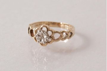アンティーク雑貨　イギリスビンテージ　9K　箱付き　花モチーフの可愛らしいリング(指輪、アクセサリー)(R-038044)