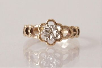 アンティーク雑貨　イギリスビンテージ　9K　箱付き　花モチーフの可愛らしいリング(指輪、アクセサリー)(R-038044)