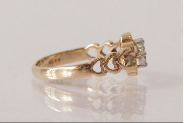アンティーク雑貨　イギリスビンテージ　9K　箱付き　花モチーフの可愛らしいリング(指輪、アクセサリー)(R-038044)