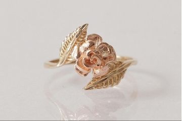 アンティーク雑貨　イギリス　9K　箱付き　バラモチーフの可憐なリング(指輪、アクセサリー)(R-038045)