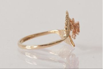 アンティーク雑貨　イギリス　9K　箱付き　バラモチーフの可憐なリング(指輪、アクセサリー)(R-038045)