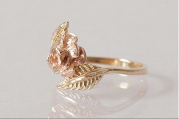 アンティーク雑貨　イギリス　9K　箱付き　バラモチーフの可憐なリング(指輪、アクセサリー)(R-038045)