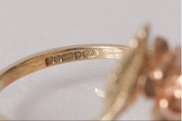 アンティーク雑貨　イギリス　9K　箱付き　バラモチーフの可憐なリング(指輪、アクセサリー)(R-038045)