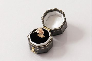 アンティーク雑貨　イギリス　9K　箱付き　バラモチーフの可憐なリング(指輪、アクセサリー)(R-038045)