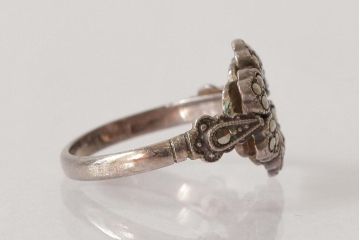 アンティーク雑貨　イギリスビンテージ　ミル打ち　フラワーモチーフのシルバーリング(指輪、アクセサリー)(R-038046)