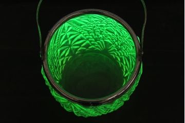 アンティーク雑貨　大正昭和初期　ウランガラス製のアイスペール(アイスバスケット、ワセリンガラス)(R-038051)