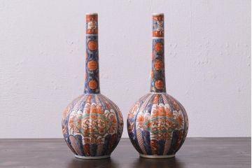 アンティーク雑貨　江戸中期　箱付き　華やかな金襴手が美しい鶴首徳利一対(花瓶、花器)(R-038055)