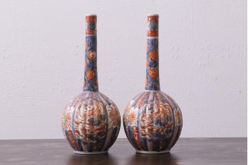 アンティーク雑貨　江戸中期　箱付き　華やかな金襴手が美しい鶴首徳利一対(花瓶、花器)(R-038055)